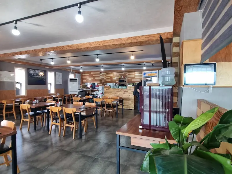 넓고 깔끔한 식당 내부