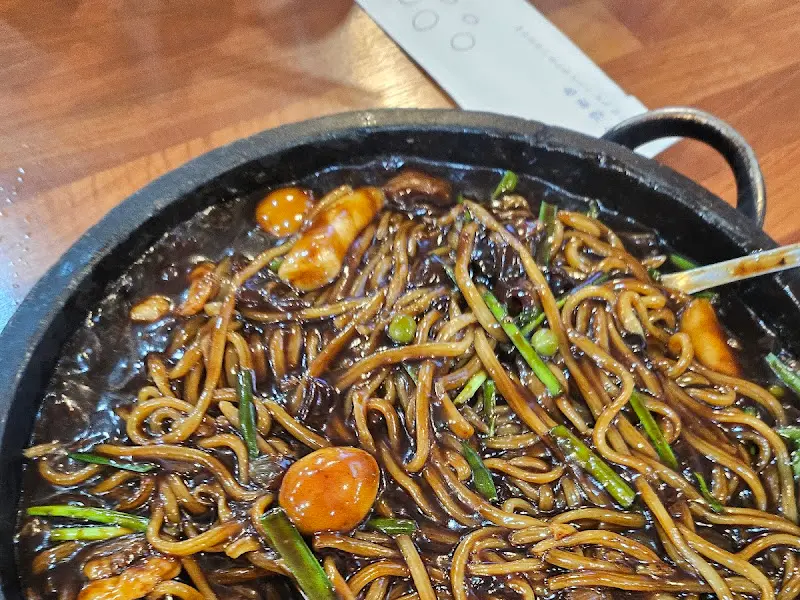 윤기가 흐르는 돌짜장