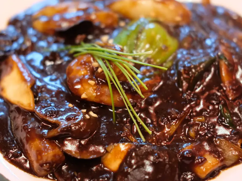 윤기가 자르르 흐르는 짜장 소스