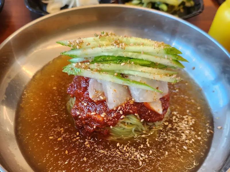 클로즈업으로 담아낸 비빔냉면