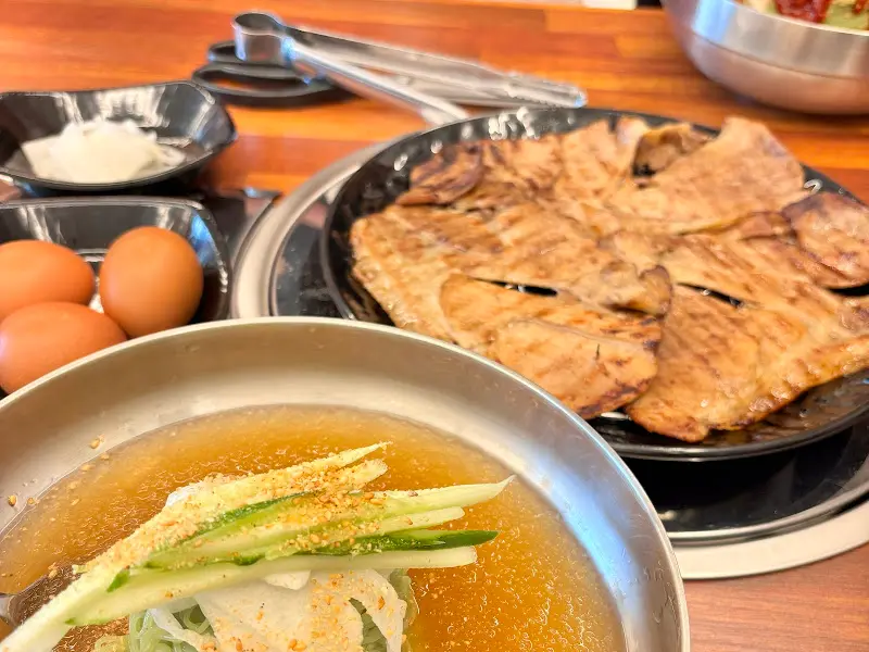 냉면과 숯불고기의 환상적인 만남