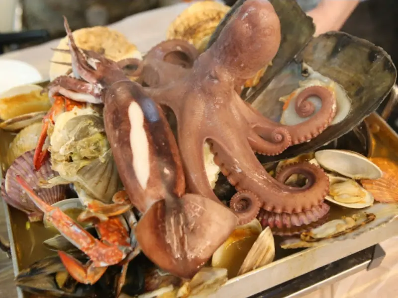 싱싱한 해산물이 가득 담긴 쟁반