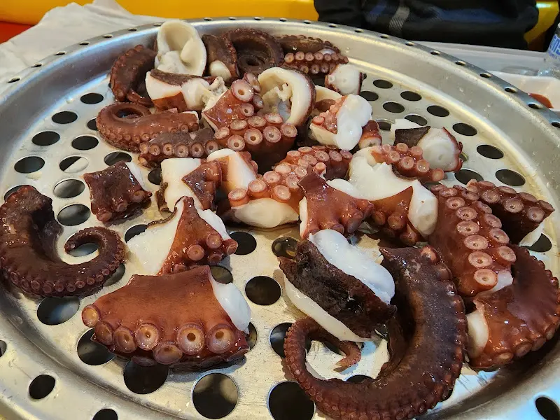 윤기가 흐르는 문어 숙회