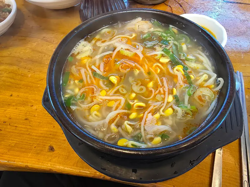 고추기름을 넣어 맛을 낸 해장국