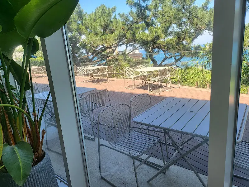 테라스 좌석에서 바라본 바다