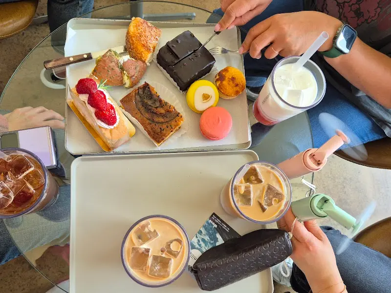 다양한 종류의 빵과 음료