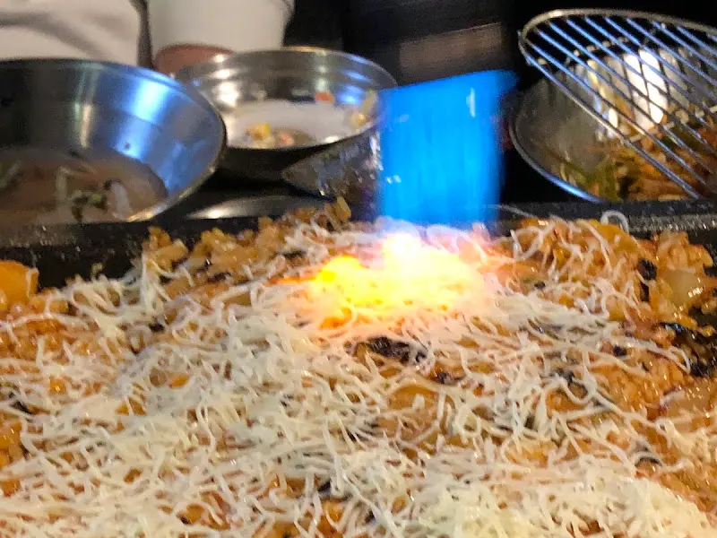 치즈가 듬뿍 올려진 깍두기 볶음밥