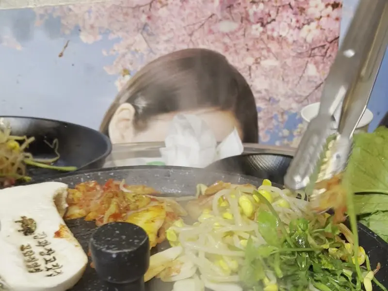 불판 위에서 익어가는 고기