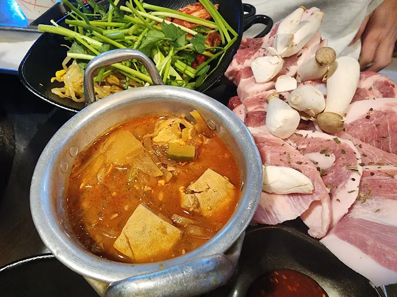 푸짐한 고기 한 상