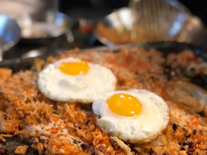 계란이 올라간 볶음밥