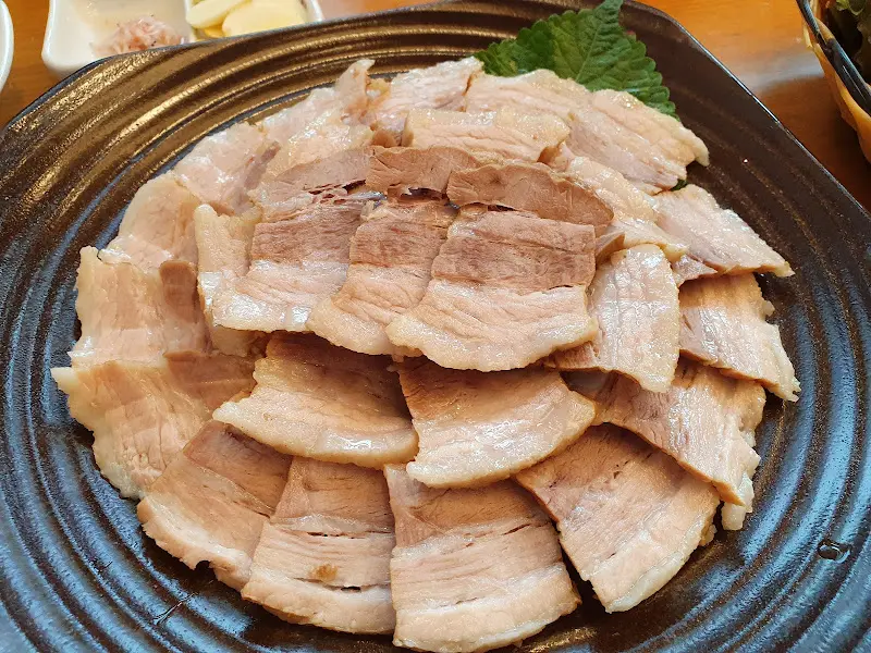 윤기가 흐르는 보쌈 한 상