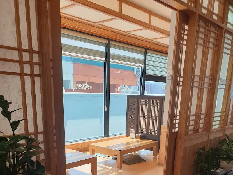 햇살이 가득 들어오는 식당 내부