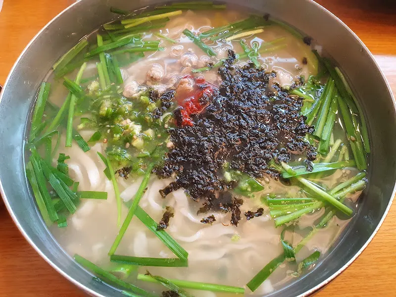 재첩이 듬뿍 들어간 칼국수