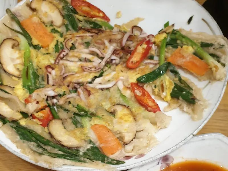 오징어와 야채가 듬뿍 들어간 메밀파전