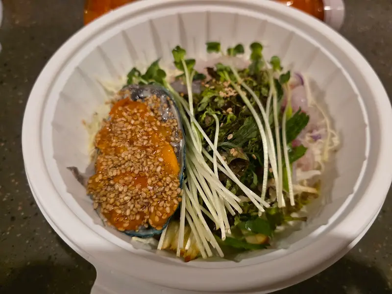 다양한 채소가 들어간 물회