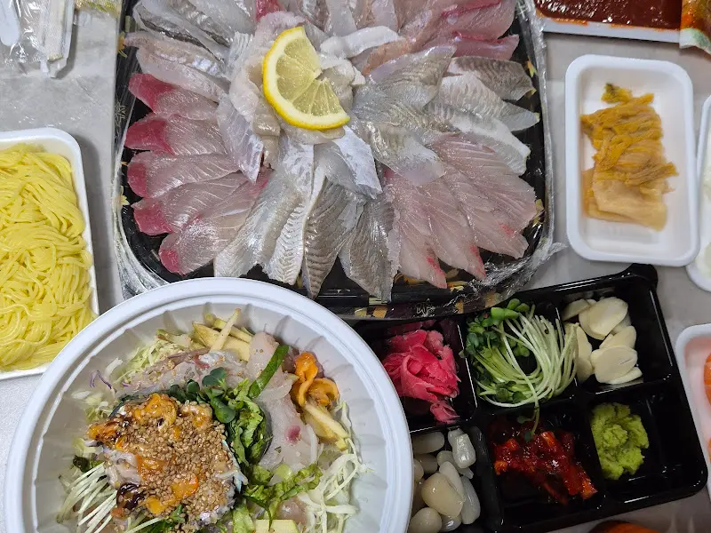 모둠회와 물회 한 상 차림