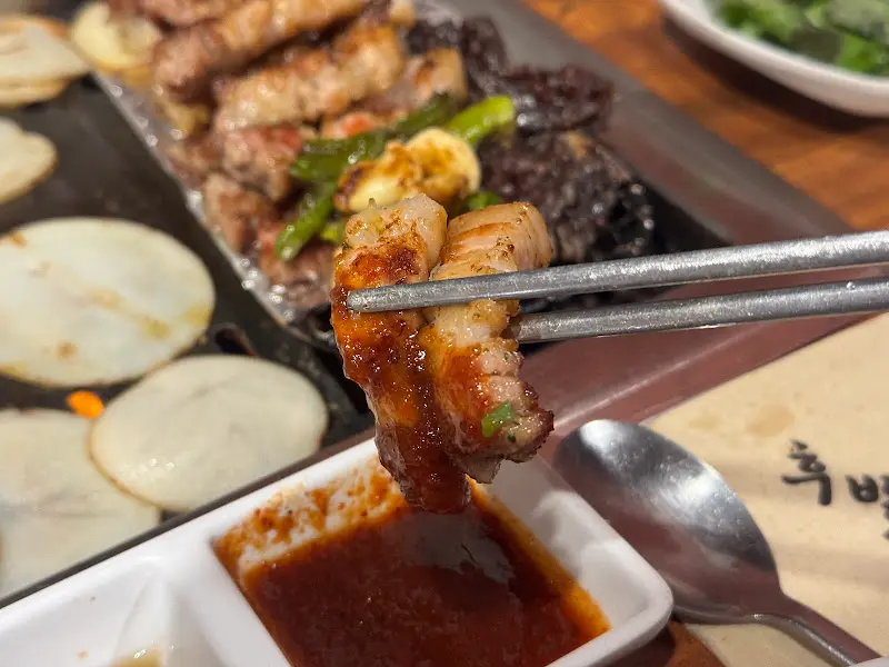 허니 감자 쌈을 든 젓가락