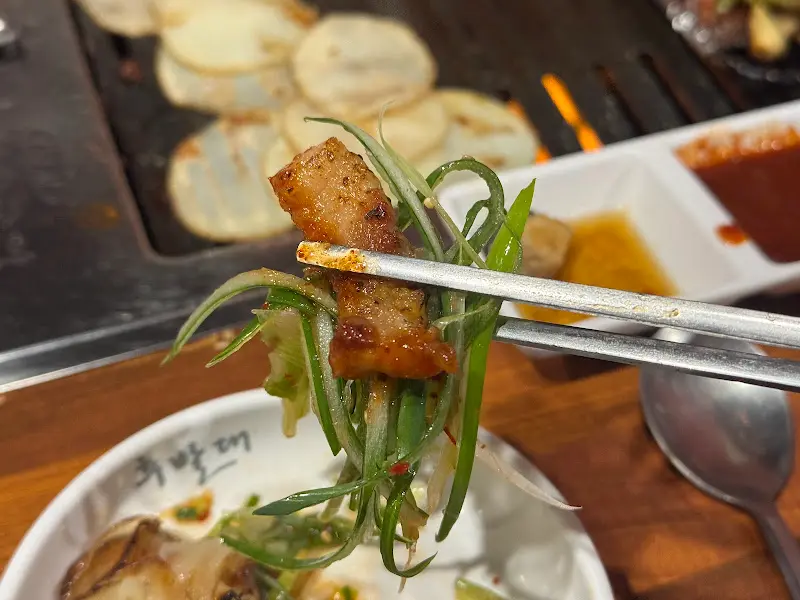 특제 소스에 찍은 삼겹살