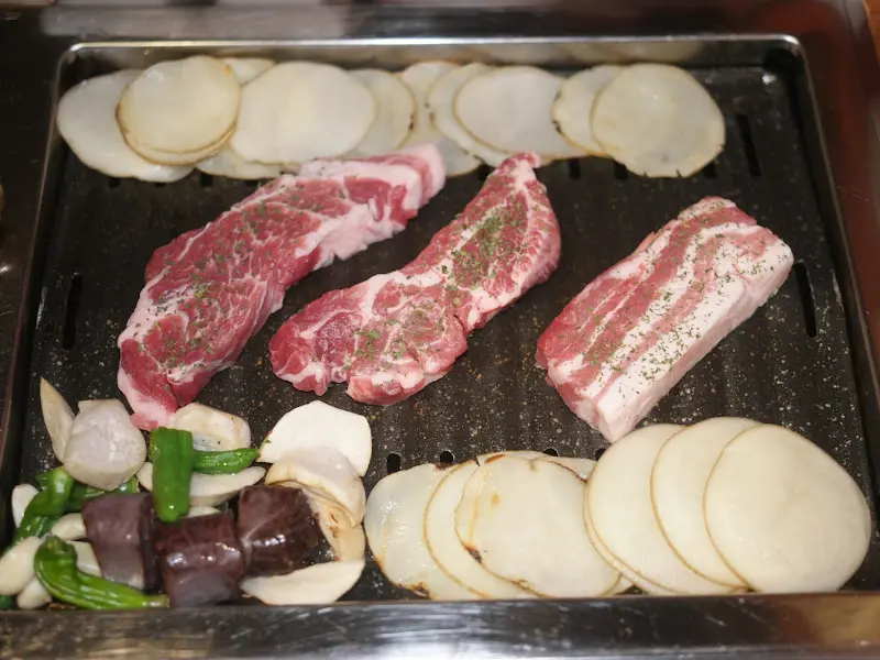 불판 위의 삼겹살과 감자