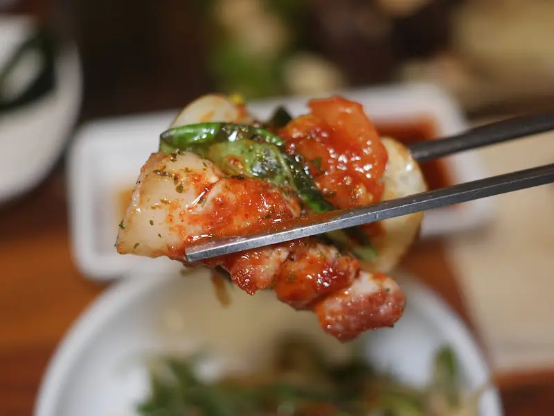 허니 감자 쌈을 든 젓가락