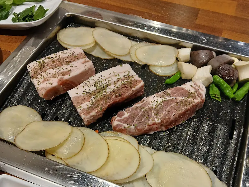 불판 위의 삼겹살과 감자