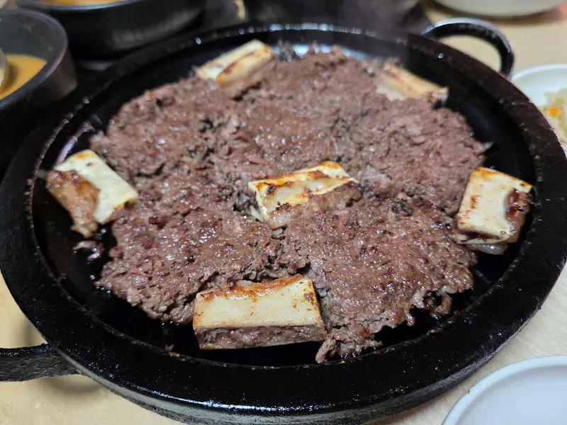 윤기가 자르르 흐르는 떡갈비