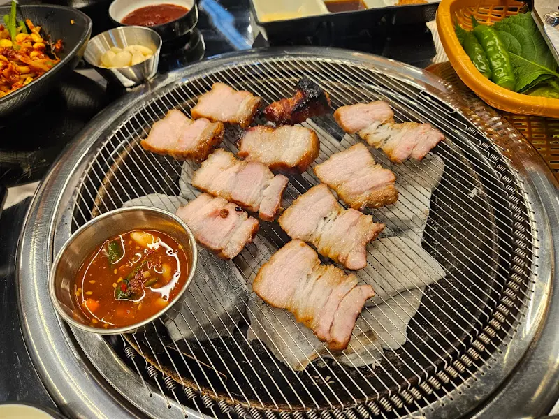 불판 위 삼겹살