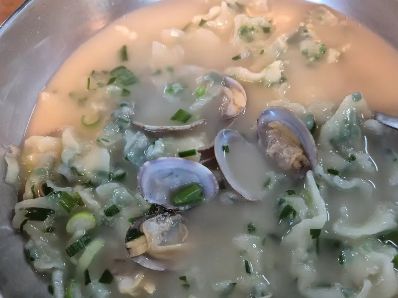 바지락이 들어간 부추 수제비