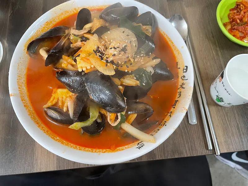 푸짐한 해산물이 인상적인 짬뽕의 모습