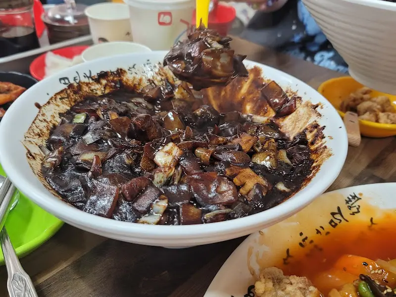 짜장 소스가 듬뿍 올려진 간짜장의 클로즈업 샷