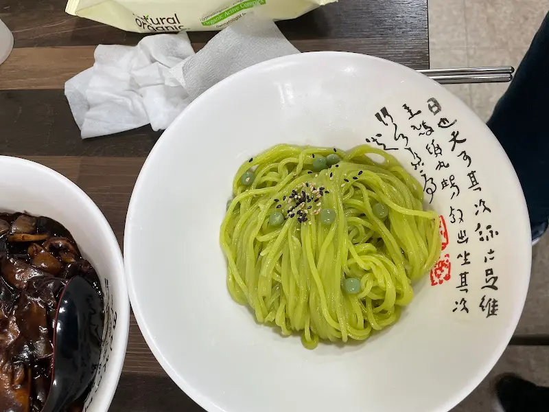 독특한 색감의 면이 인상적인 메뉴