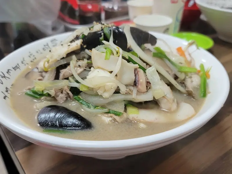 해산물과 채소가 가득한 짬뽕의 모습