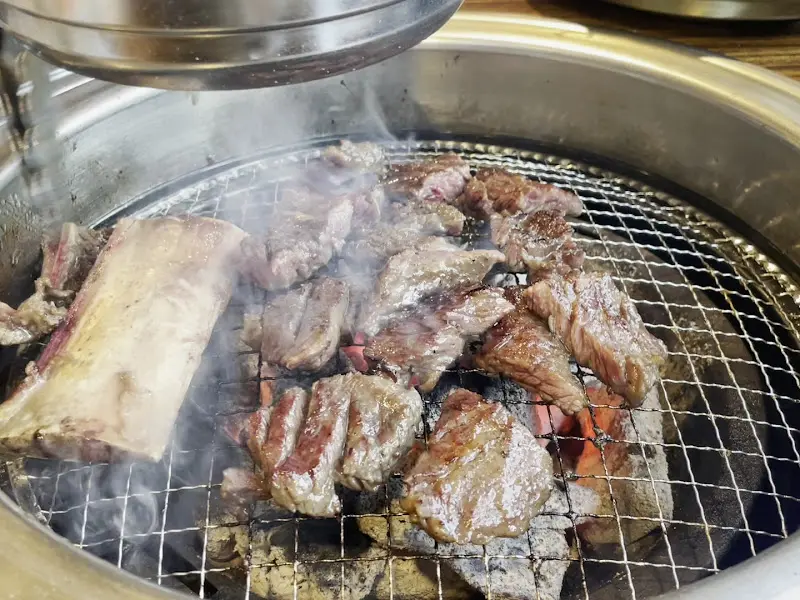 숯불 위에서 익어가는 갈비