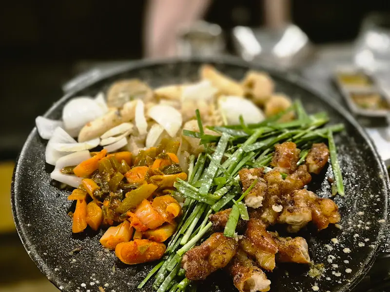 불판 가득 채운 곱창과 대창