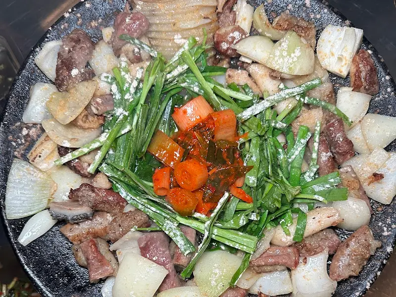 다채로운 재료가 가득한 불판