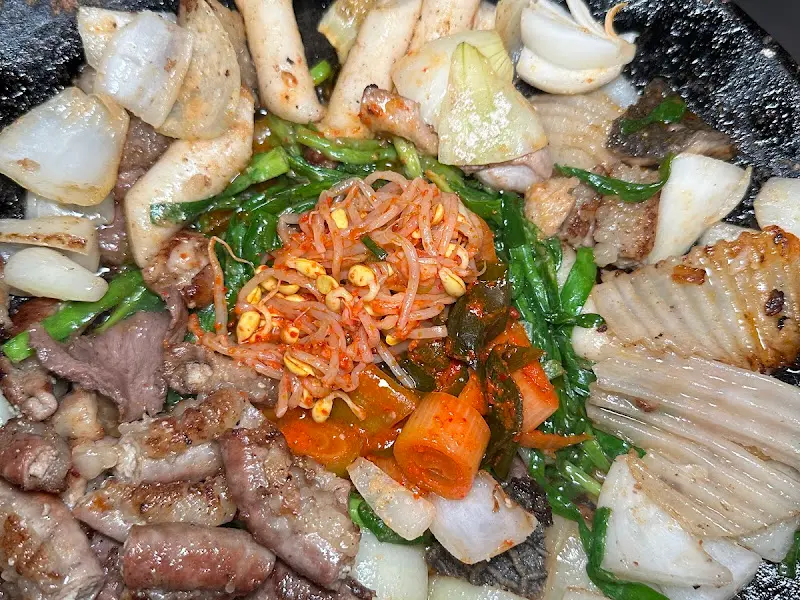 불판 가득 구워진 곱창과 야채