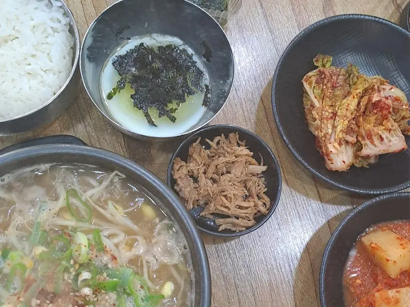 콩나물국밥 한 상 차림