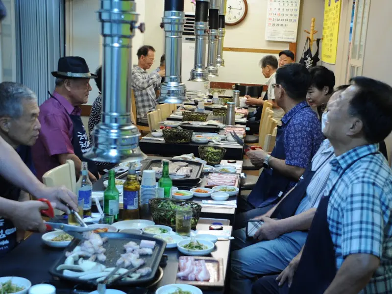 넓은 홀에 마련된 테이블과 환풍기 시설