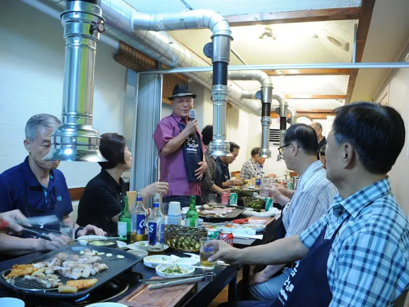 환풍 시설 아래에서 구워지는 고기