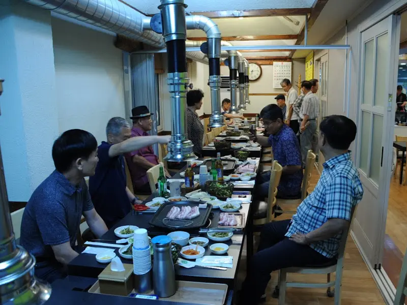 테이블 가득 차려진 고기