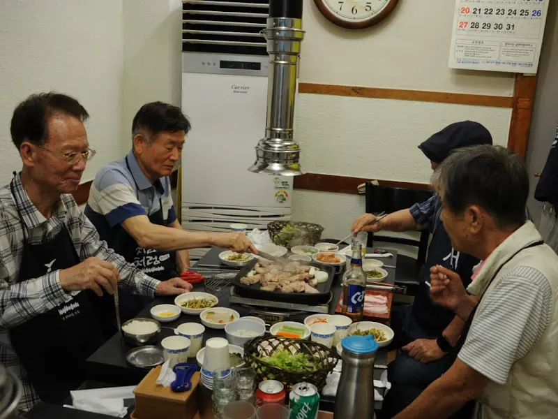 식사를 즐기는 손님들