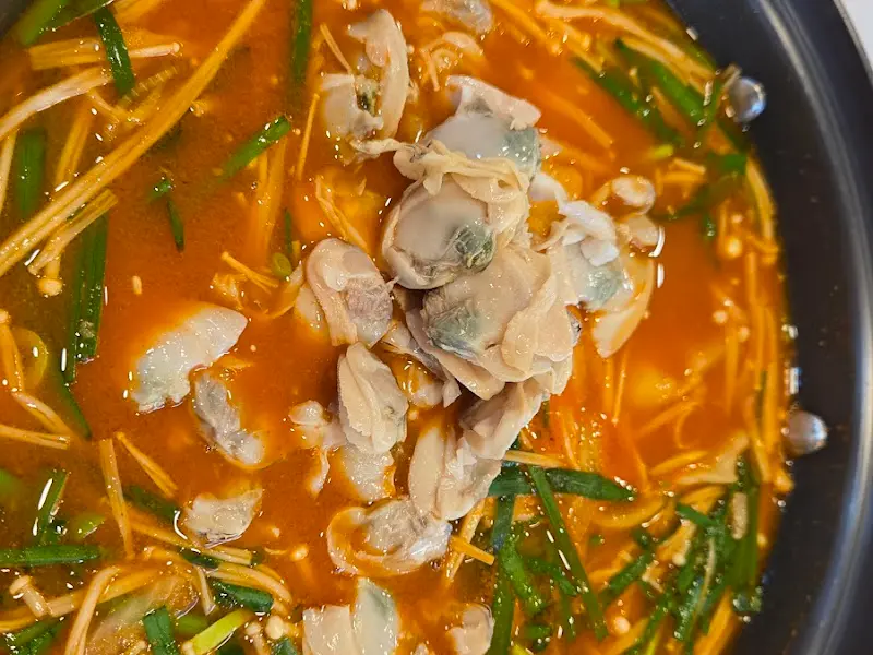 고추장 국물에 팽이버섯, 부추, 째복이 어우러진 째복국의 모습
