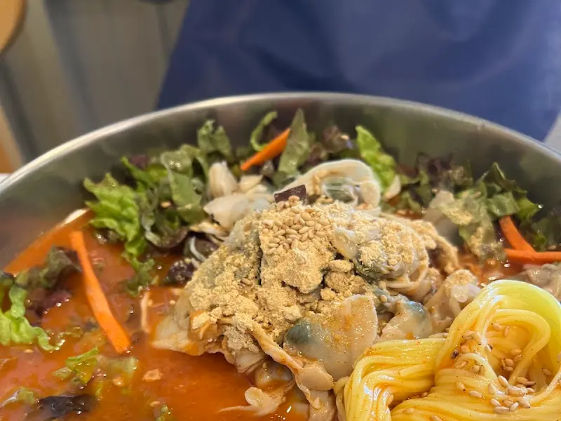 싱싱한 해산물과 채소가 가득한 물회