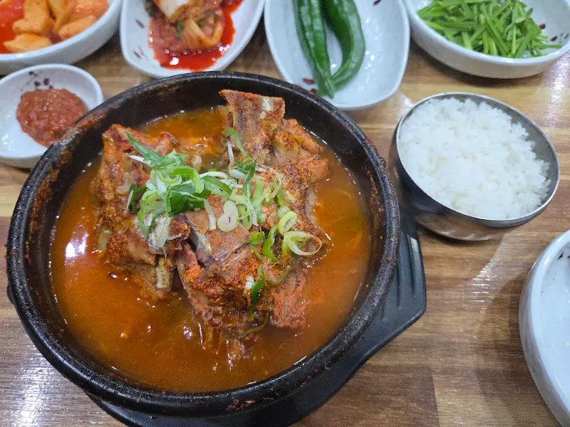 뼈다귀 해장국 한 상 차림