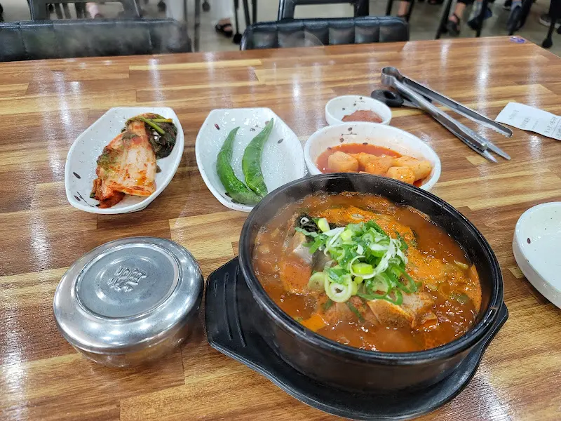 한 상 가득 차려진 반찬