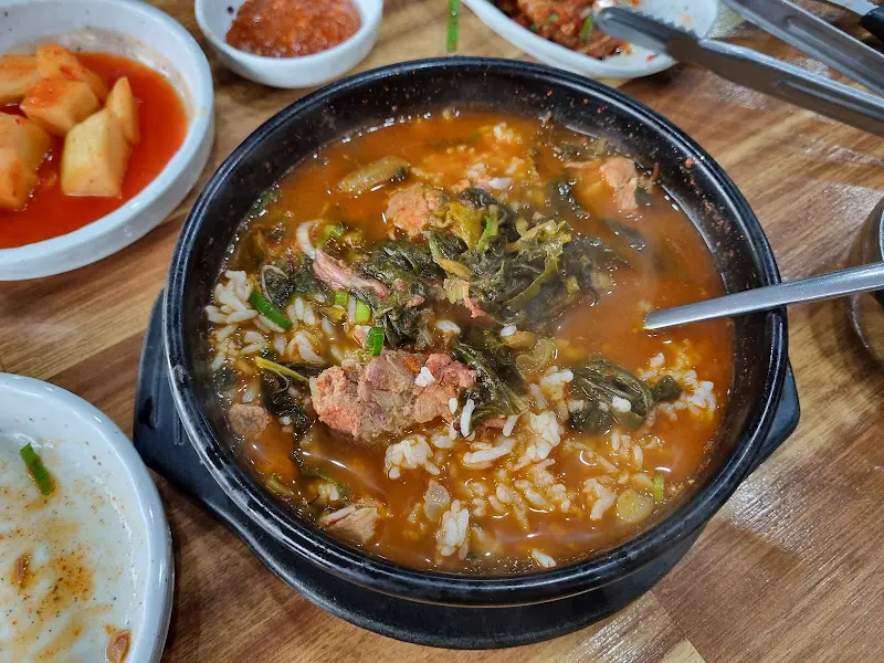 밥을 말아 먹는 모습