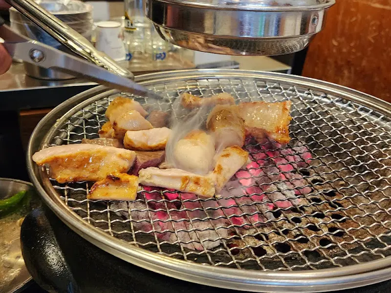 숯불 위에서 맛있게 구워지고 있는 대창