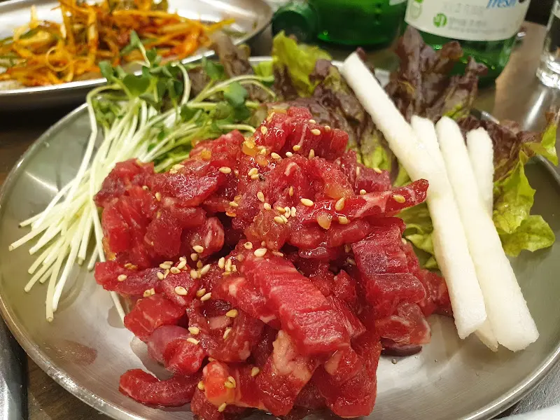 신선해 보이는 육회