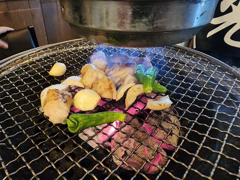 숯불 위에 구워지는 대창과 야채