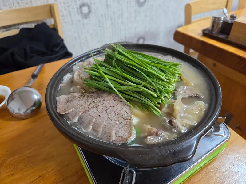 테이블 위에 놓인 수육 뚝배기